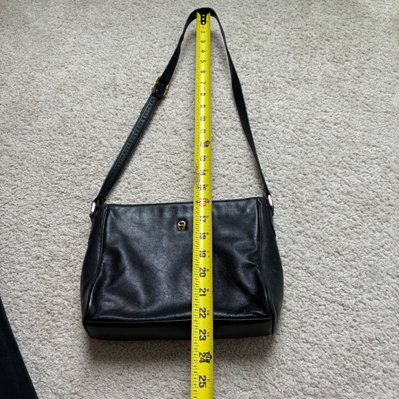 Vintage Navy leather Etienne Aigner adjustable shoulder bag - Picture 11 of 15